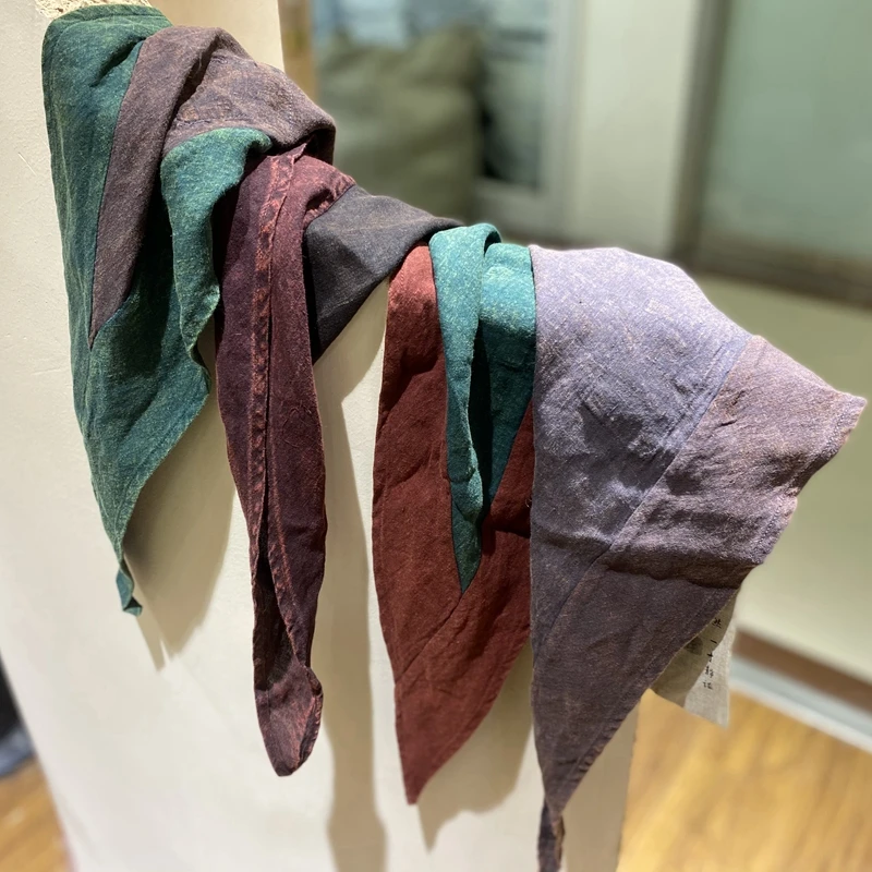 春用リネン混合のトライアングルスカーフ：アートスタイルの民族風マットで多用途に活用