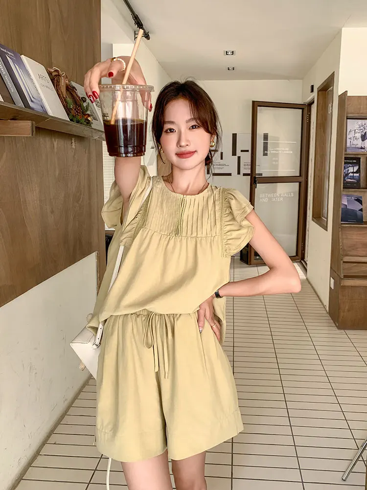 ショートパンツ 大人 コーデ 夏の着こなし方：フリル袖デザインでカジュアルに仕上げる