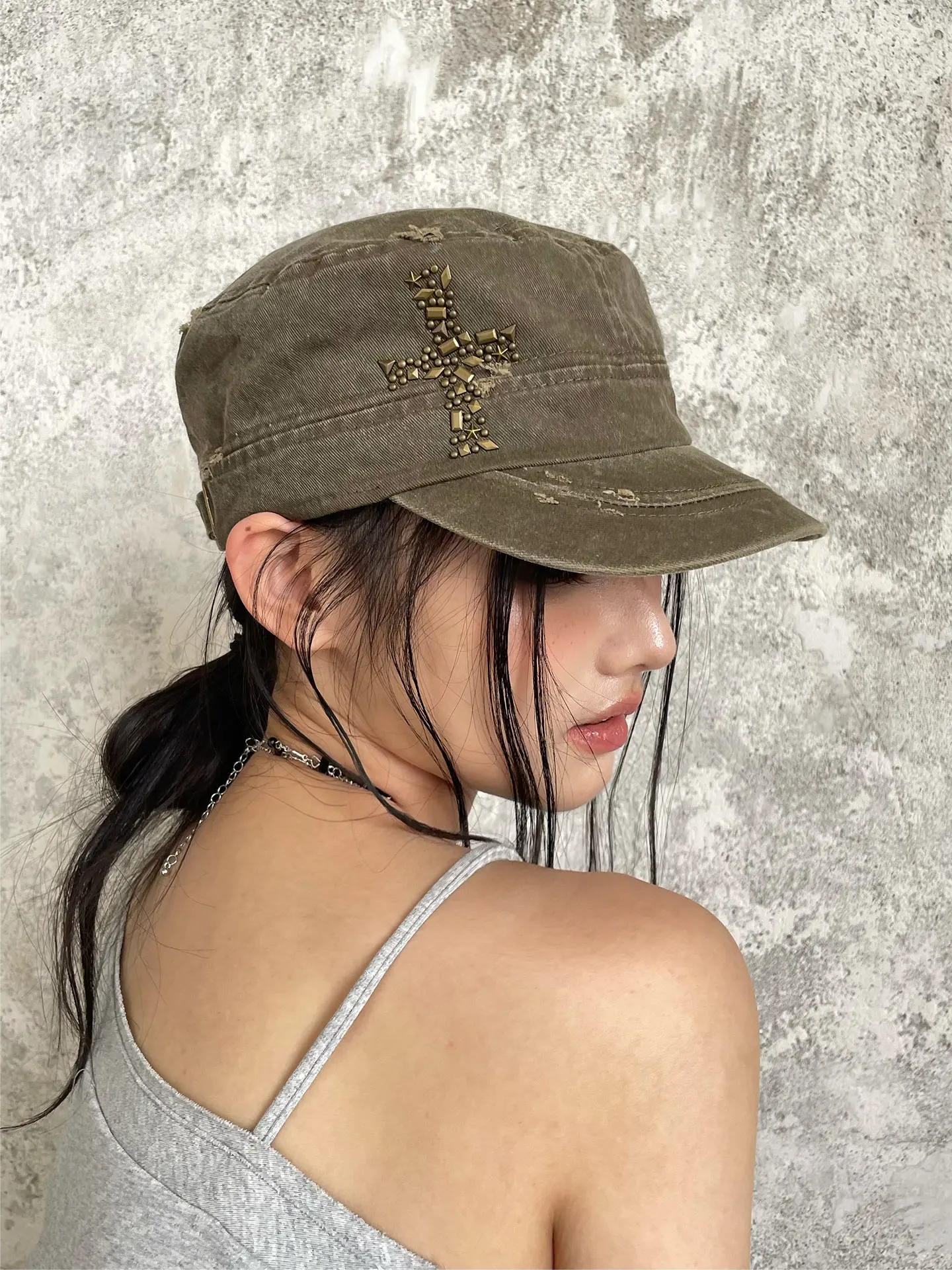 復古デザイン クロスモチーフ キャップ：アメリカンスタイルのオリーブグリーンユニセックスモデル