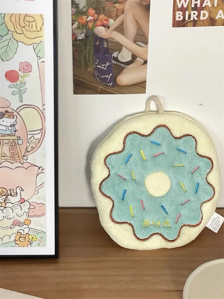 子供の絵 ハンカチは本当に必要なのか？その理由と、今人気のカートゥーンデザインハンドタオルの選び方