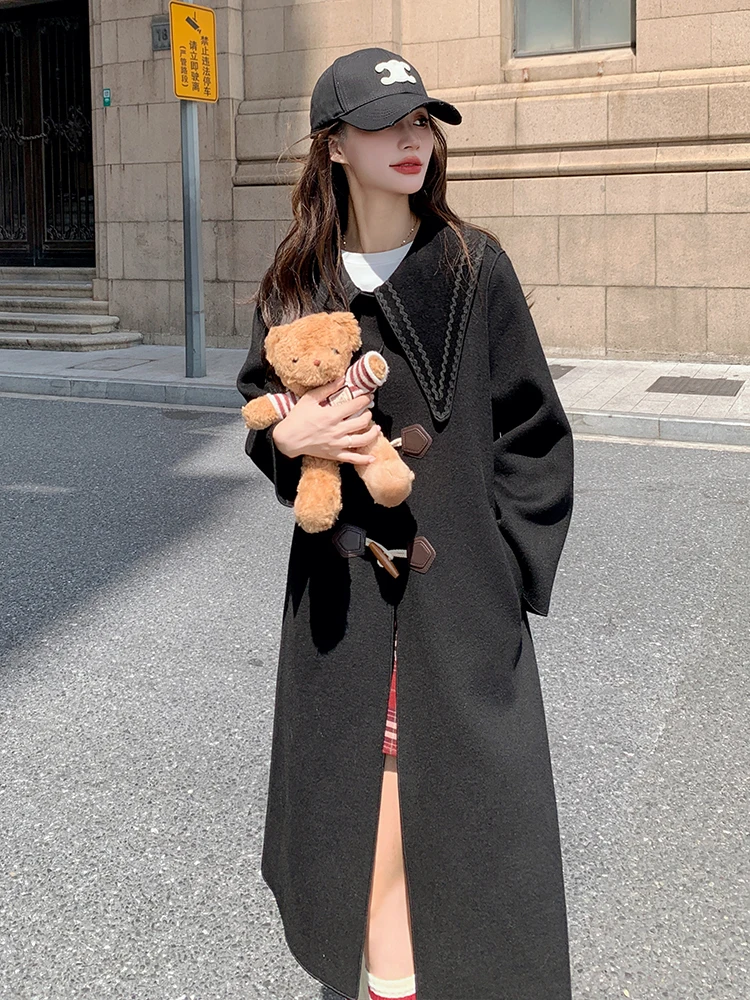 学院風の黒いドールカラーのダッフルコート：中長丈・ウール混で実用性とスタイルを両立