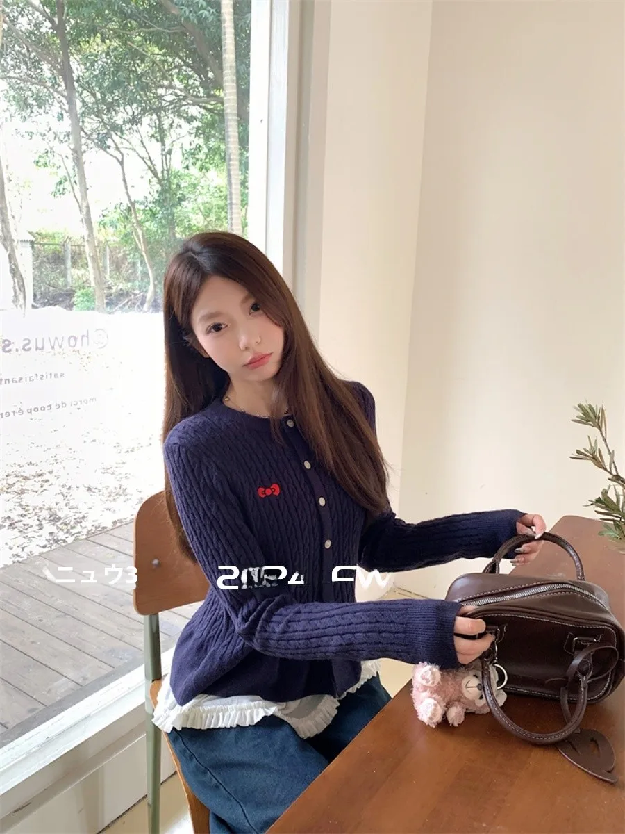 麻花デザインのニットカーディガンとフラワーレースTシャツセット：韓国ファッションらしいかわいいスタイルを実現
