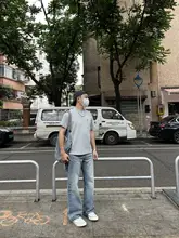 アメリカンスタイルのシンプルなジッパーポケット付き半袖Tシャツ【ユニセックス・フィット】