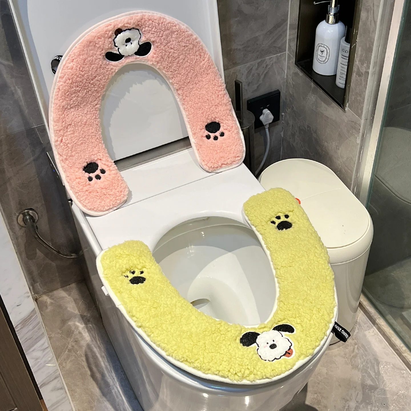 犬用トイレシートを選ぶときに迷うのは、本当にデザインか機能か？