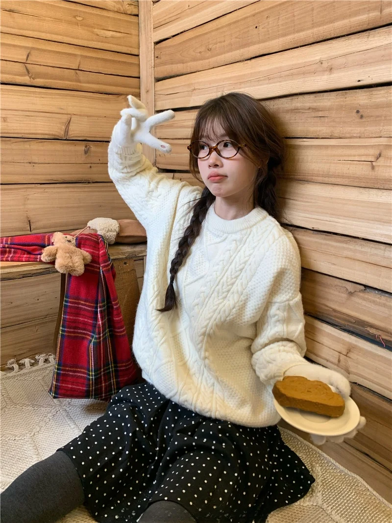クリーム色のセーターは、本当に「春の訪れ」を予感させるのか？