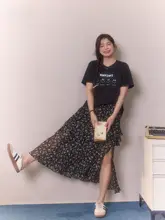 黒のTシャツと花柄ケーキスカートのコンビネーション【女性用・大きいサイズ・おしゃれ】（セットアップ対応）