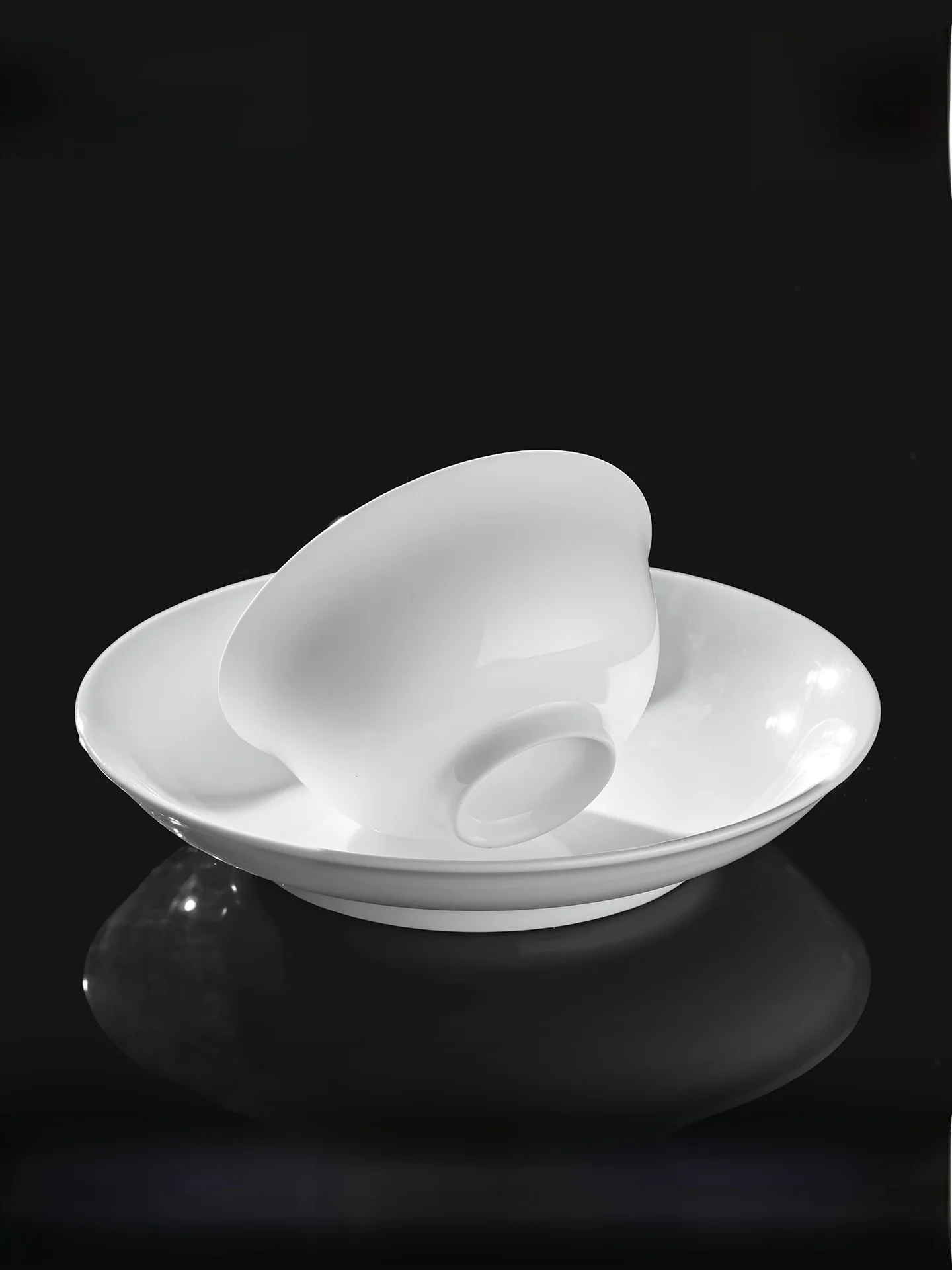純白陶器の中式食器：ひっくり返らないお皿の実用性と耐久性を検証