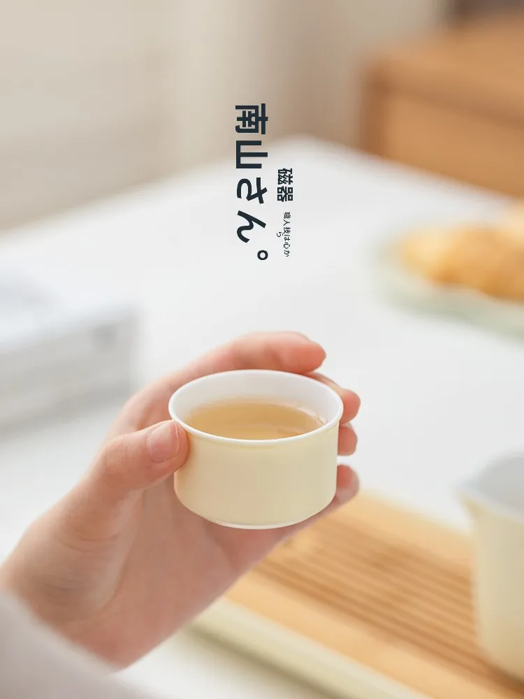 お椀型茶碗 シンプル陶磁器：南山先生の個別専用デザインと実用性