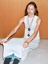 シンプルなデザイン！黒の瑪瑙製の円環ペンダントネックレス【編み込み式・ロングタイプ・ニット用】