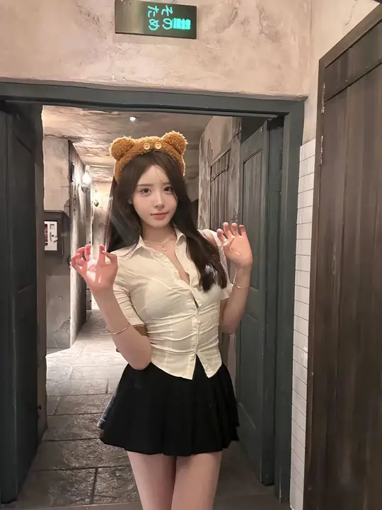 女性用短袖タイトフィットブラウス【白色・ウエストシェイプ・JK制服風】とチェック柄プリーツスカート（セットアップ対応）