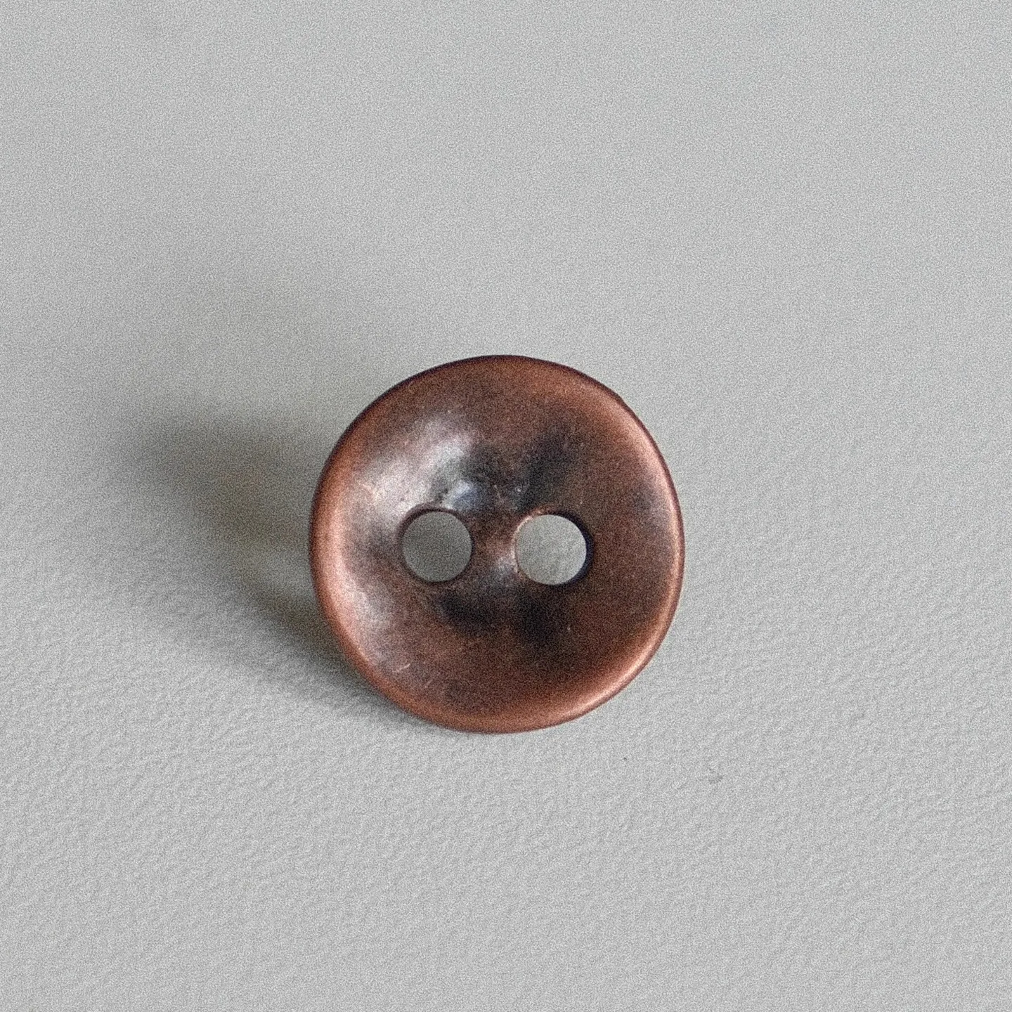 古銅色金属ボタン12mm：ユニークなデザインとドイツ製の品質を実現