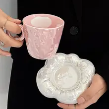 手描きピンク雲モチーフ 陶器製カフェカップ＆ソーサーセット【かわいいデザイン・誕生日ギフトに最適】