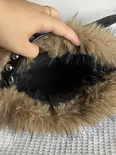 毛並みの滑らかさが魅力！個性的なデザインのショルダーバッグ【スイート・秋冬用・水晶装飾】