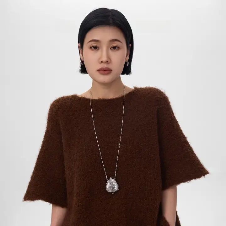 斜め掛けチェーンネックレス【女性用・高級感・カジュアル・ロングセーター用】