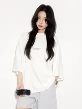 ユニセックスデザインのロゴプリント半袖Tシャツ【ゆったりとしたシルエット・夏用】
