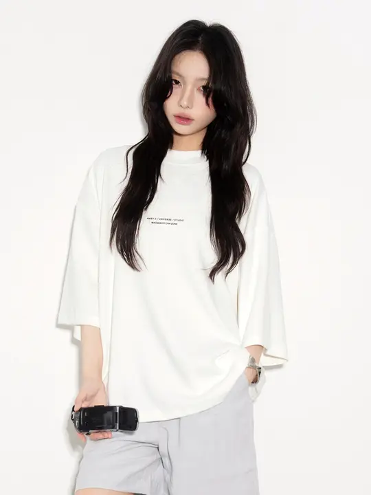 ユニセックスデザインのロゴプリント半袖Tシャツ【ゆったりとしたシルエット・夏用】