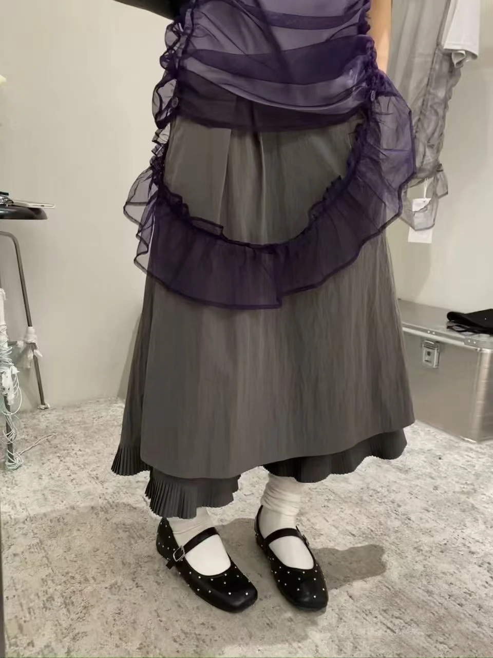 シンプルなデザインの二重スカートエッジ付きスカートパンツ：レイヤードスタイルのカジュアル着こなしを実現