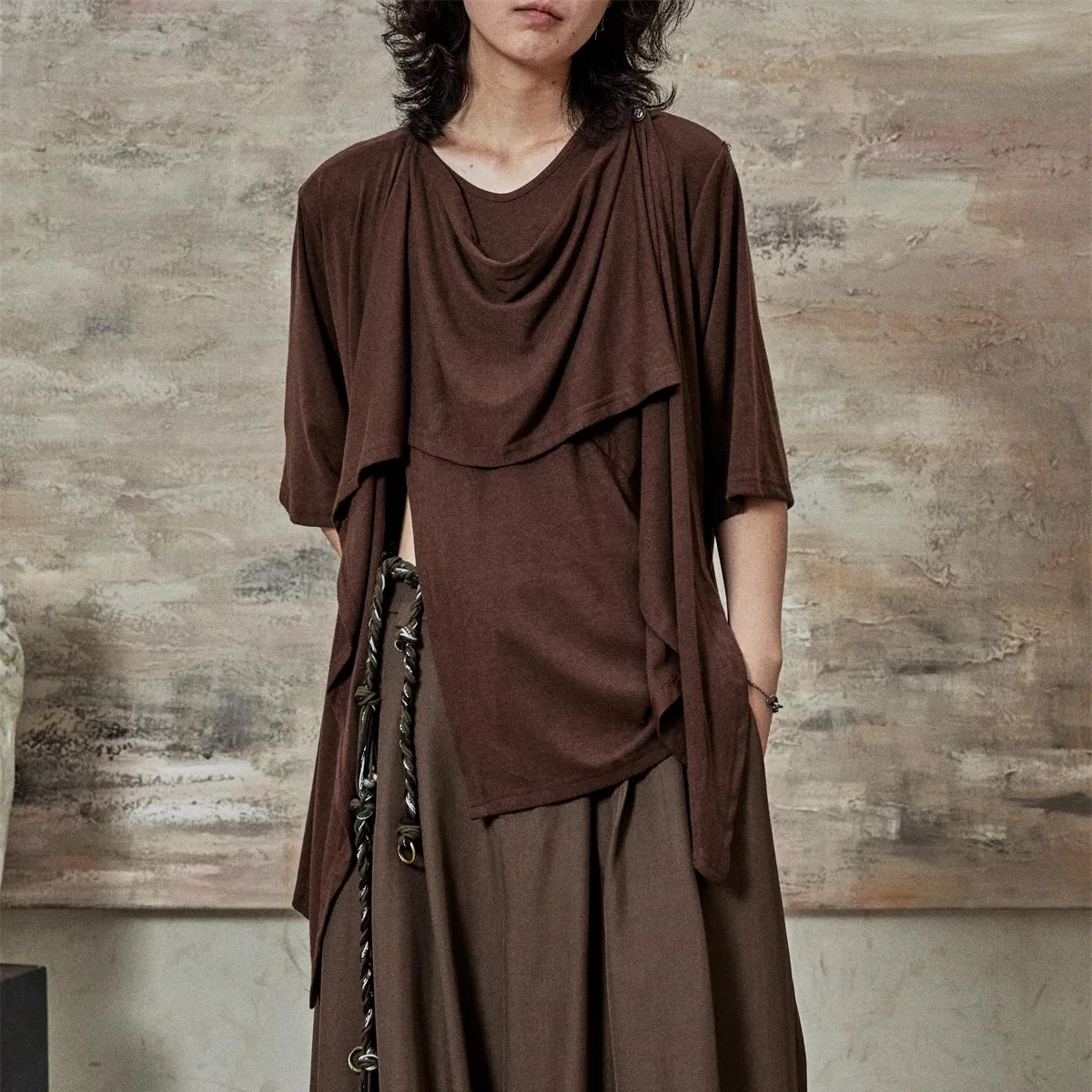 Tシャツ重ね着コーデ レディースで失敗しない方法は？不規則デザインのショートスリーブTシャツが解決する