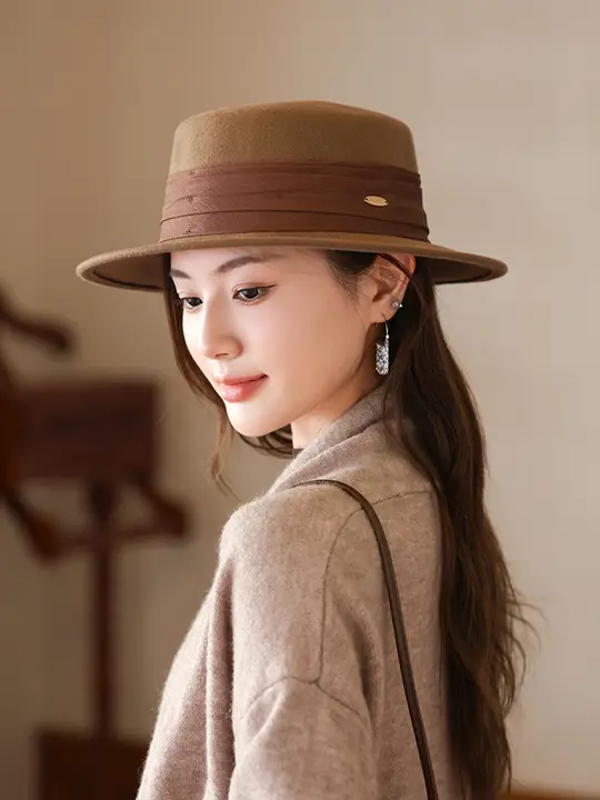 優雅なデザインのウールフェルト平頂帽子【秋冬用・褶じ装飾・イギリス風】