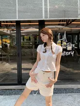 甘い白地に水玉模様のダンスカラーシャツ【スリムフィット・ショート丈・パフスリーブ・夏用】