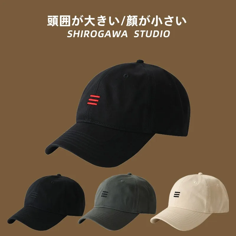 シンプルなデザインの広めつばベースボールキャップ：街中スタイルのコーディネートに最適な選択