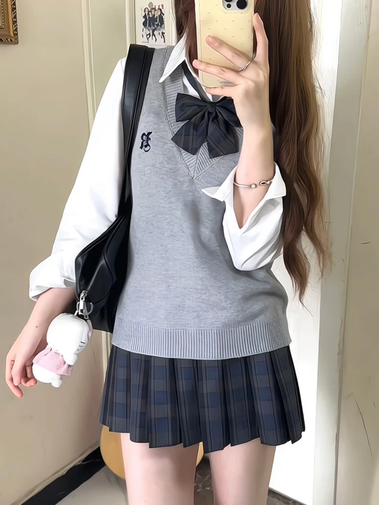 明るい色の服：オリジナルJKベストとチェック柄スカートの重ね着で春の気分をリフレッシュ