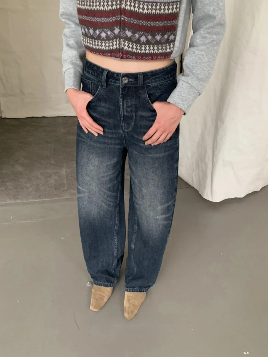 深いブルーのワイドレッグデニムパンツ：レトロデザインと水洗い加工が特徴