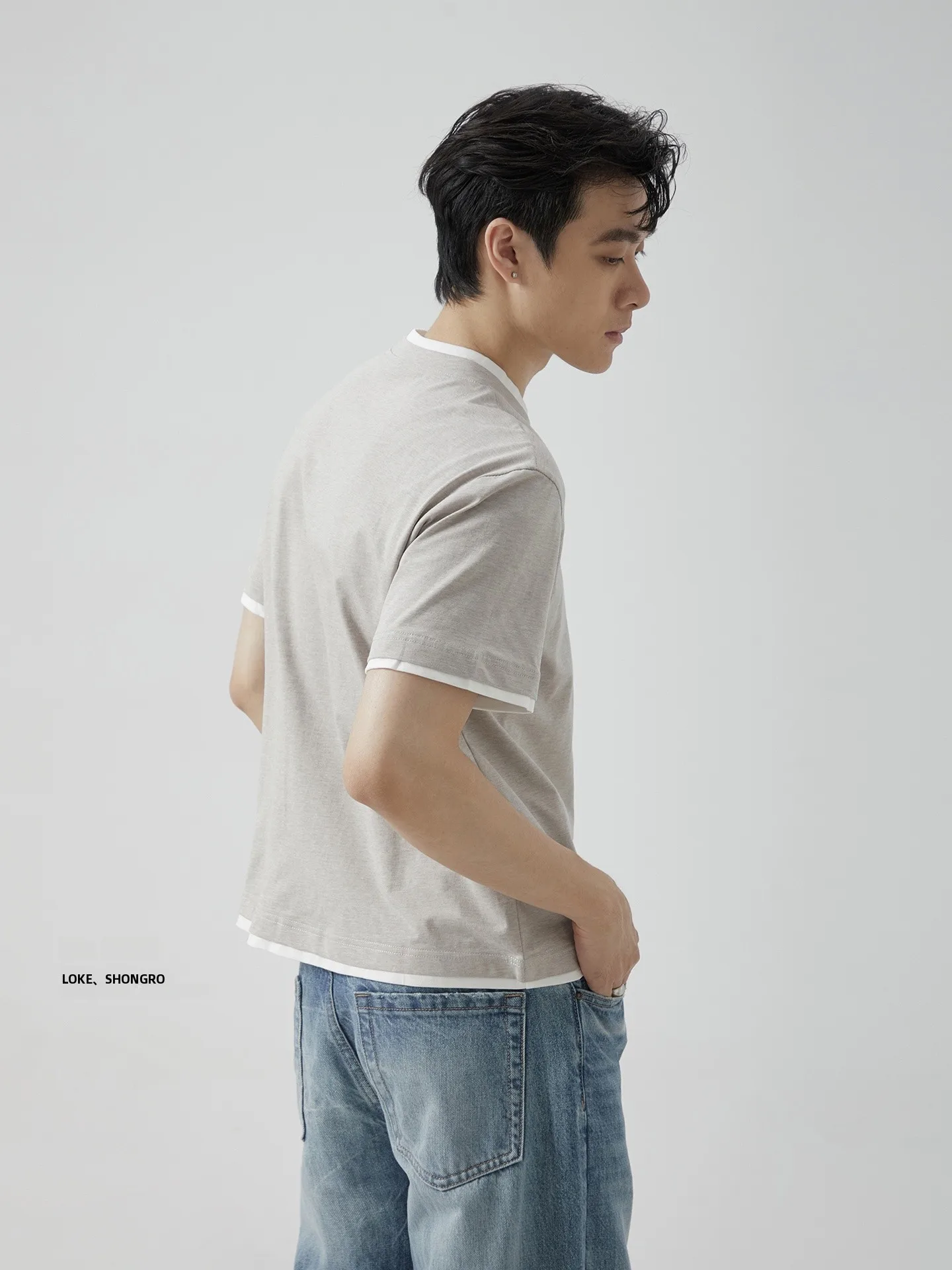 「tシャツ イン」でフォーマルな印象を出す方法は？ヴィンテージ風のラウンドネックTシャツが解決するリアルな使い方