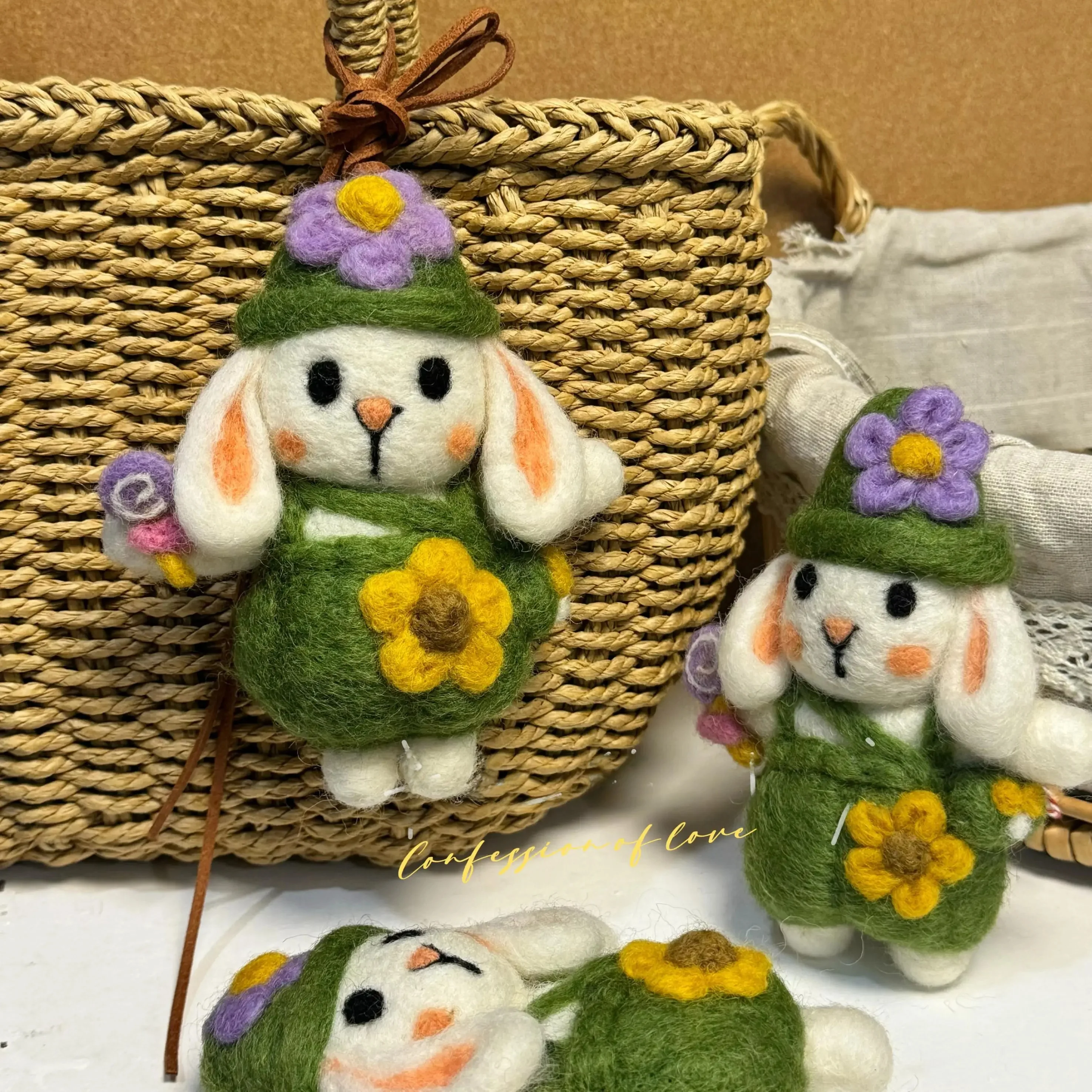 手作りのウールフェルトキーホルダー：かわいい緑のうさぎデザインが注目される理由