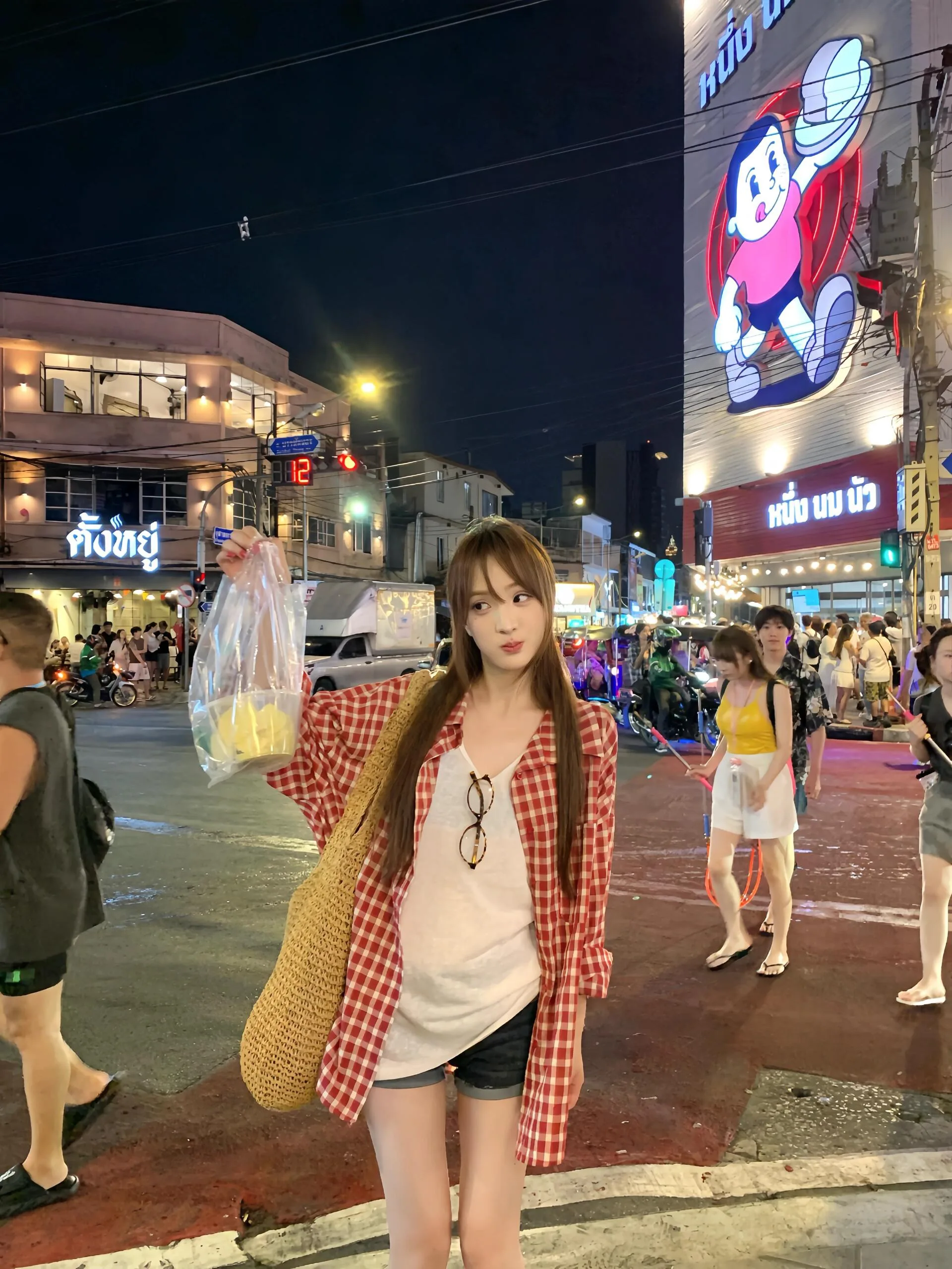 赤チェックシャツをどう選ぶ？夏のcitywalkに最適な着こなしの秘密を解き明かす