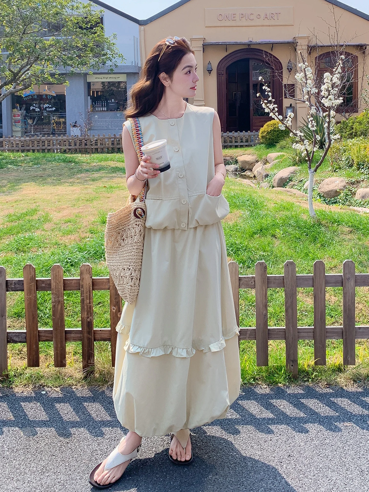 20代の女性が今季、通勤で失敗しない「浅い黄色のフレンチスタイル」は？
