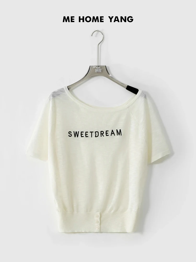 おしゃれ レタリング とは？米白色のシェイプアップデザイン ニットTシャツで実現するカジュアルな文書表現