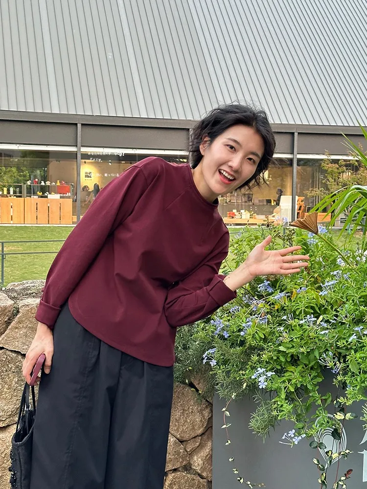 シンプルカジュアルなワインレッド長袖Tシャツ：40代男性と50代後半女性に最適な日常着の選択肢