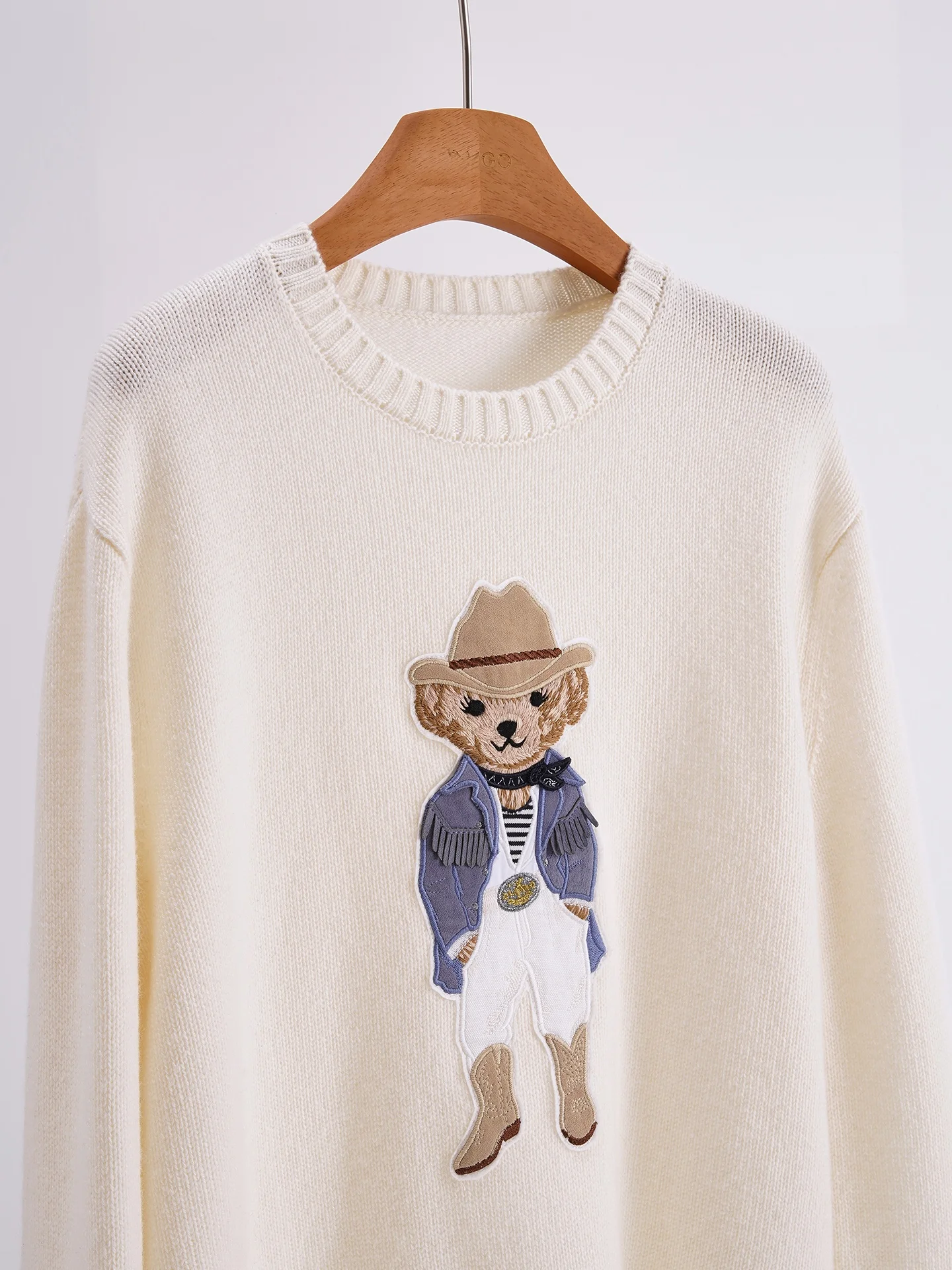 可愛いクマ刺繍入りニットセーター：通勤風の厚手山羊绒パープルラベルモデル