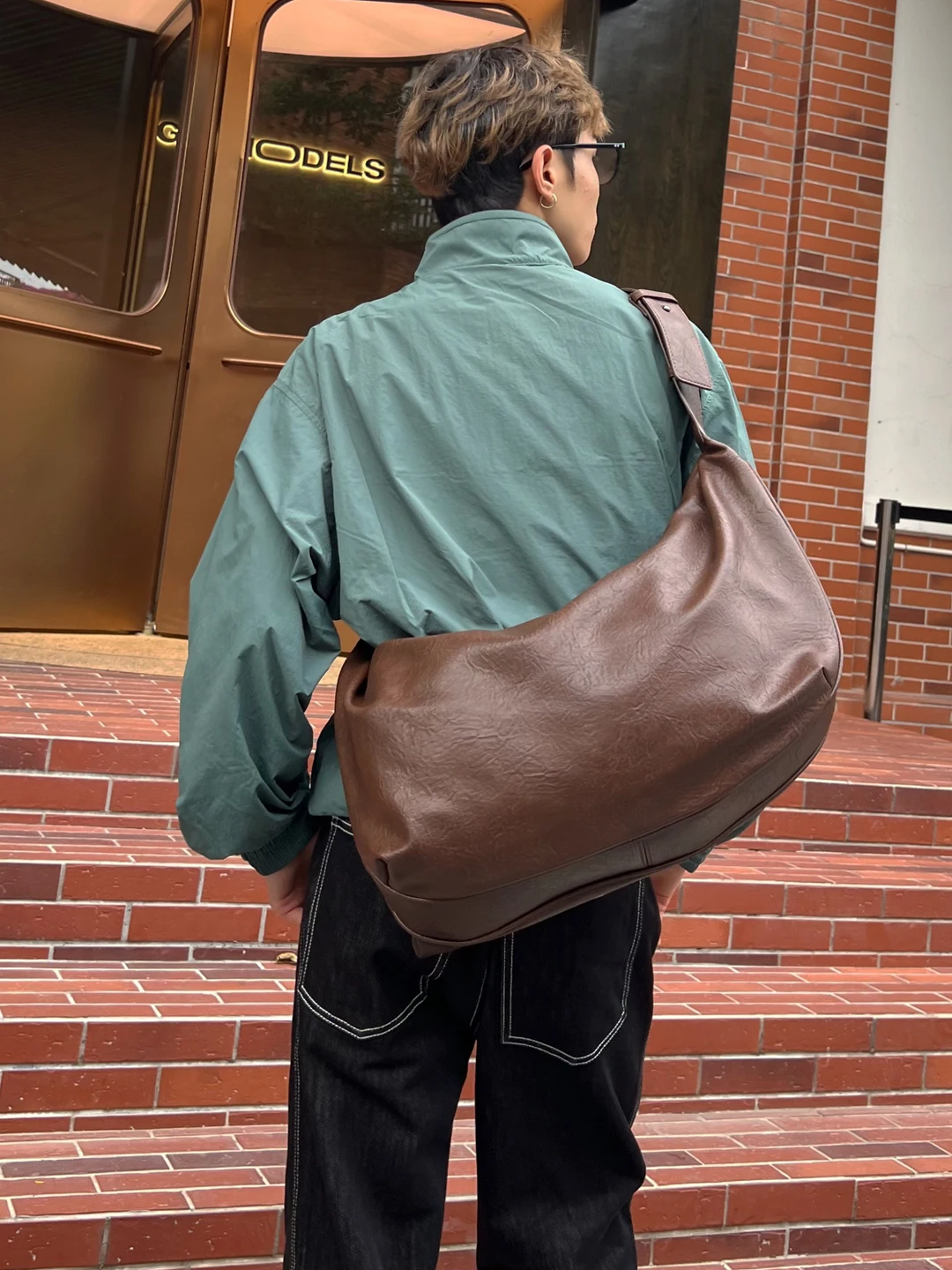 ショルダー トート どう選ぶ？通勤・アウトドア・日常で使える「デザインのショルダートートバッグ」の本物の使い勝手とは