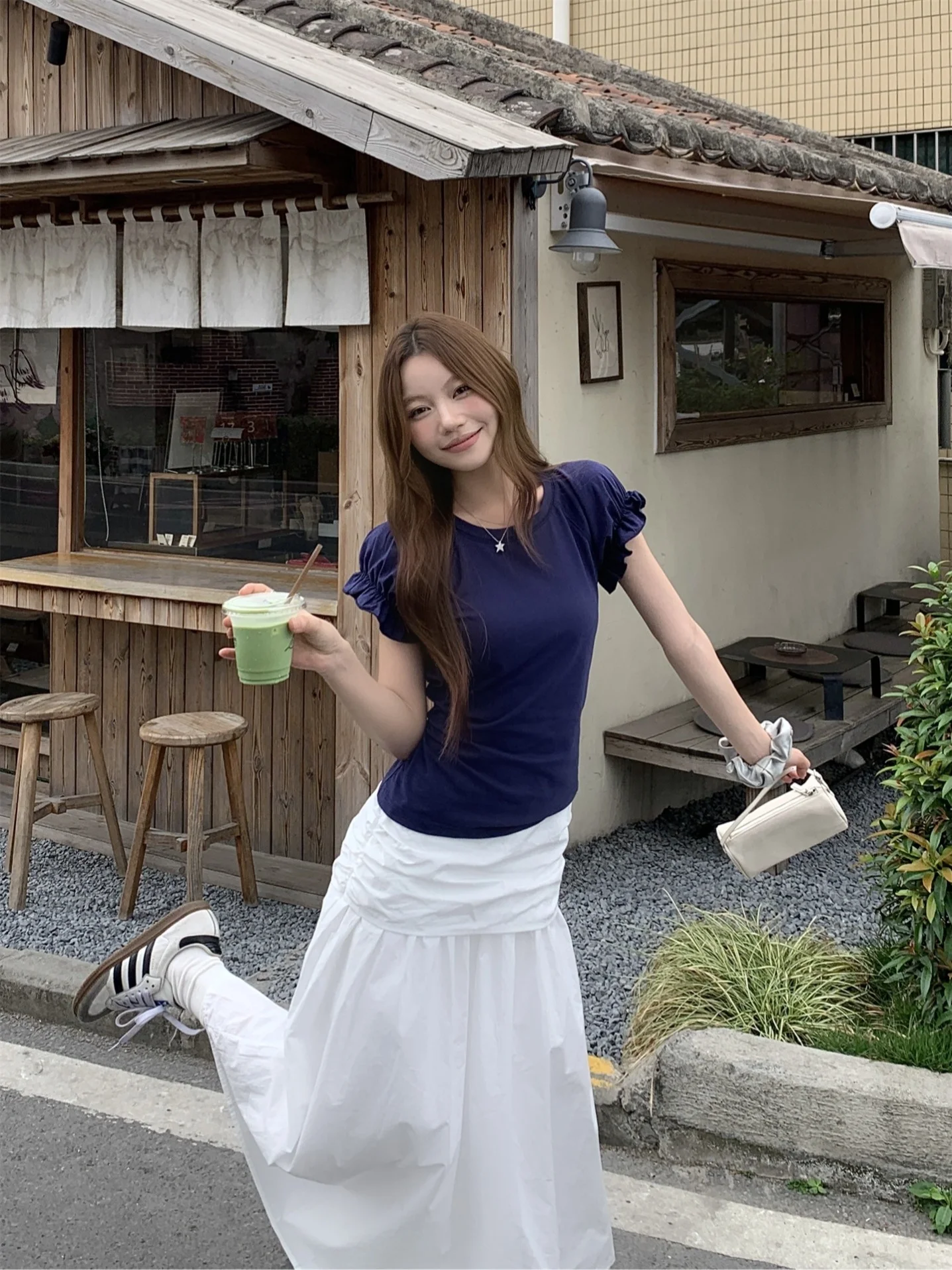 1週間コーデ着回しで失敗しない！白いフリルトップスとライトブルースカートの春の着こなしは？