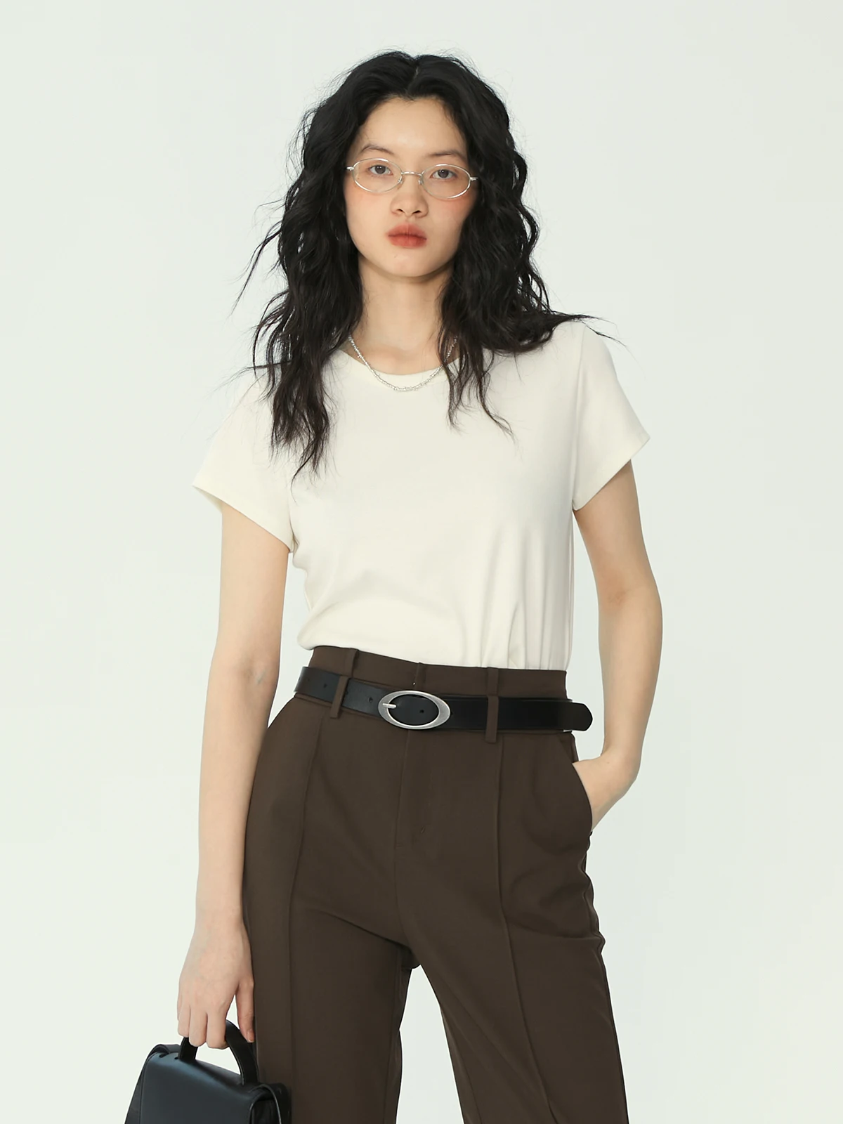 40代の女性にぴったりなカジュアルコーデは、このショートTシャツで決まる？