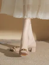 デザイン性のある女性用粗いヒールのパンプス【艶やかなエナメル・スクエアトウ・中ヒール・ピンク】