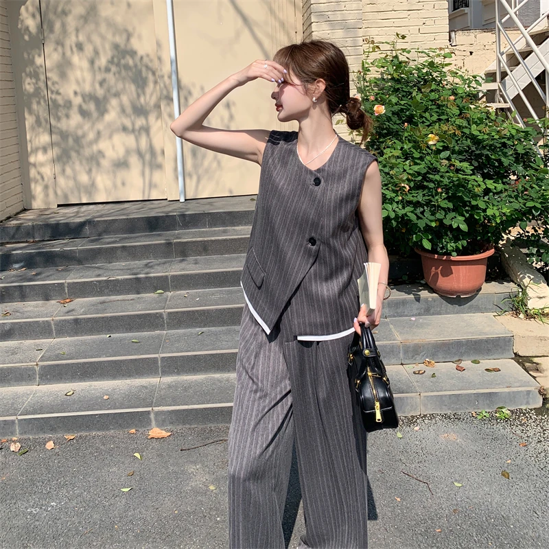 グレーのストライプベストとワイドパンツの夏向けコーディネート（セットアップ対応）
