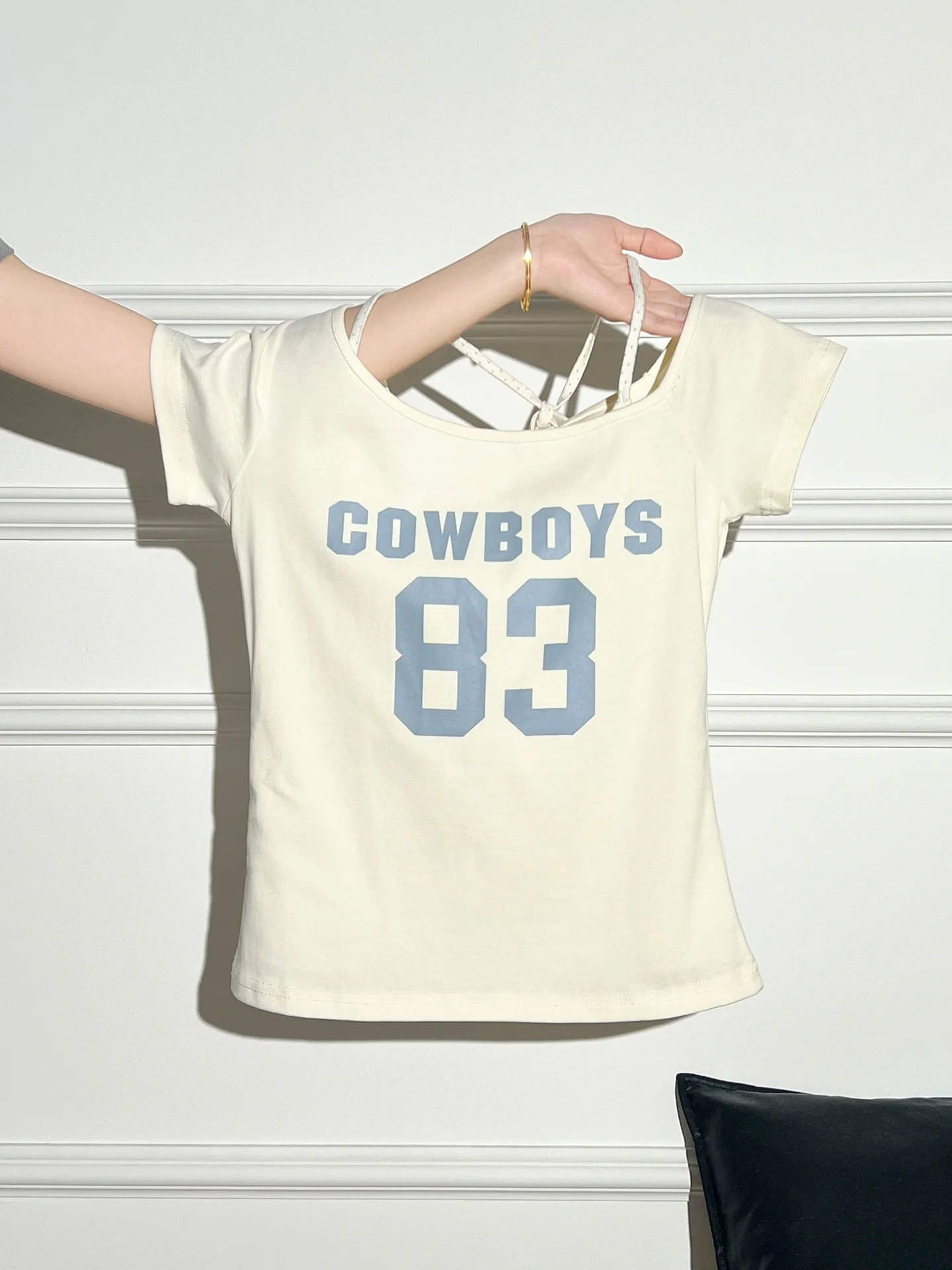 掛けネック半袖Tシャツ：前だけイン ダサいのスタイルと実用性を解説
