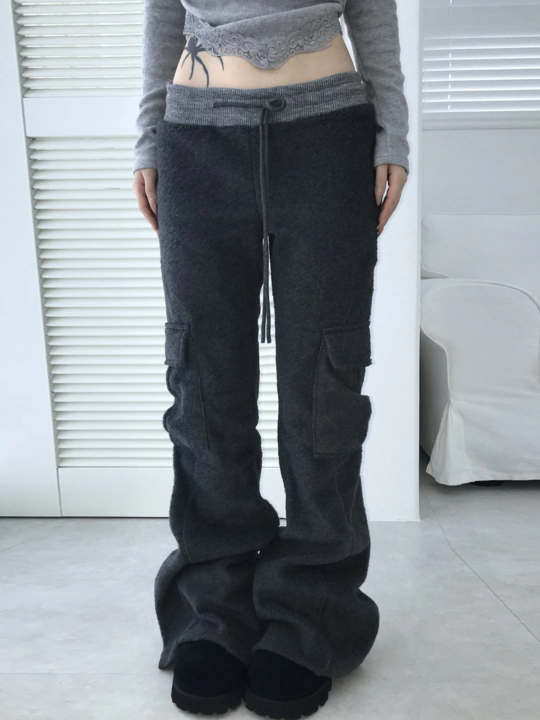 カーゴパンツとスニーカーを組み合わせるとき、どうやって着るの？