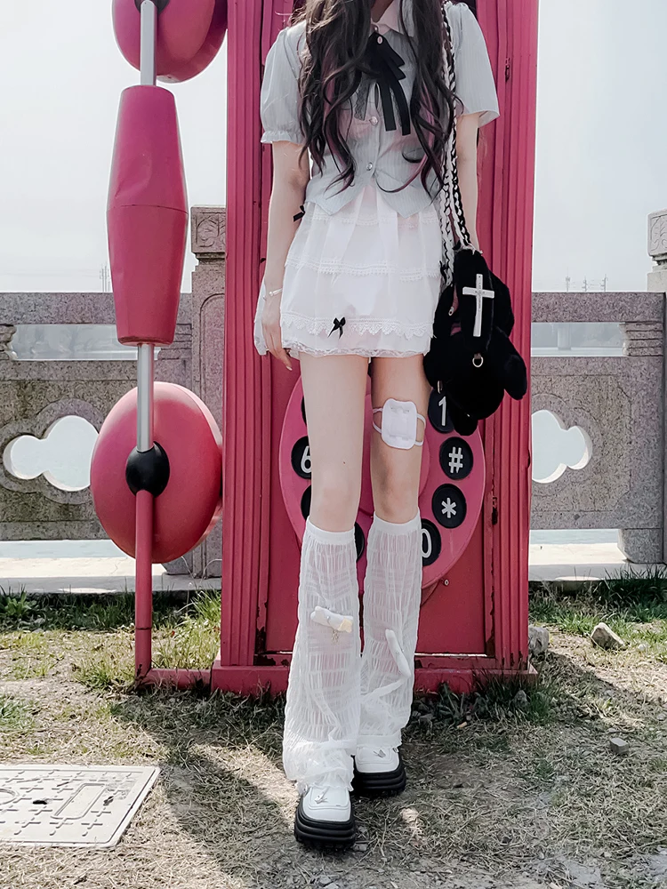 ちょいギャルスタイルのロリータソックス：レースフリル付き黒色ロングソックスの実用性とデザイン解析
