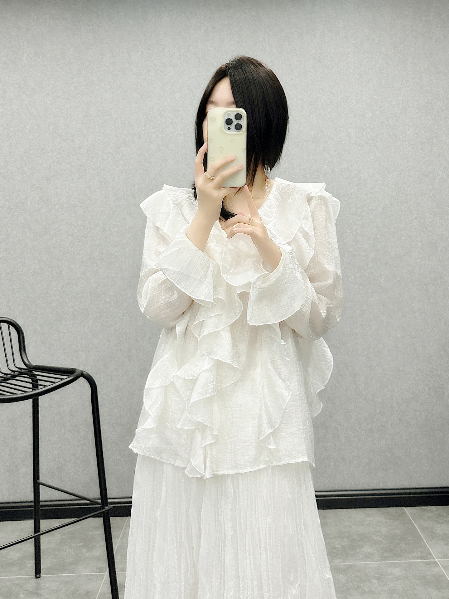 袖がふわっとした服：優しい色合いのVネックブラウスが提供する柔らかさと機能性