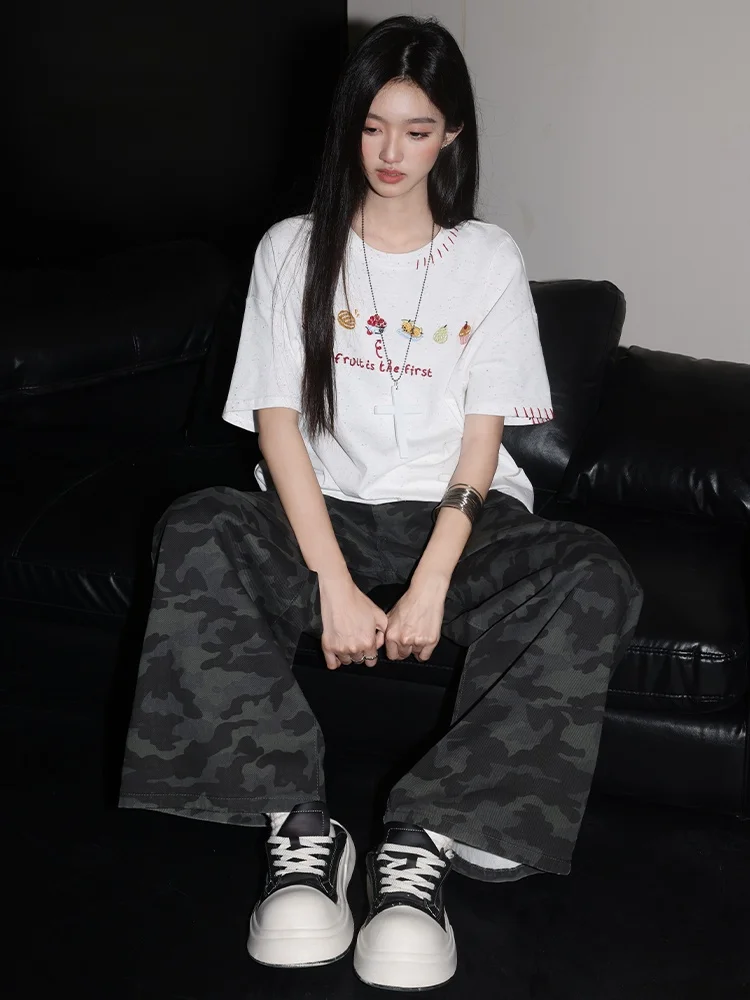 刺繍入りのゆったり白Tシャツ：カジュアルスタイルのデザインと実用性を解説
