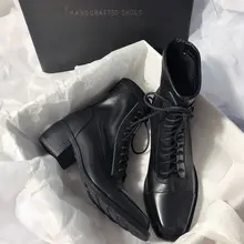 極上の柔らかさのレディースショートマーティンブーツ【粗いヒール・レザー・レースアップ・スクエアトゥ】