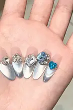 華やかなブルーのキャットアイネイルチップ【手作り・ビジュー付き】