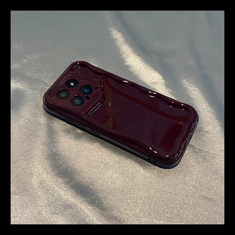 シリコンスマホケース：シンプルなワインレッド光沢仕上げの全包型保護ケースの実用性と特性