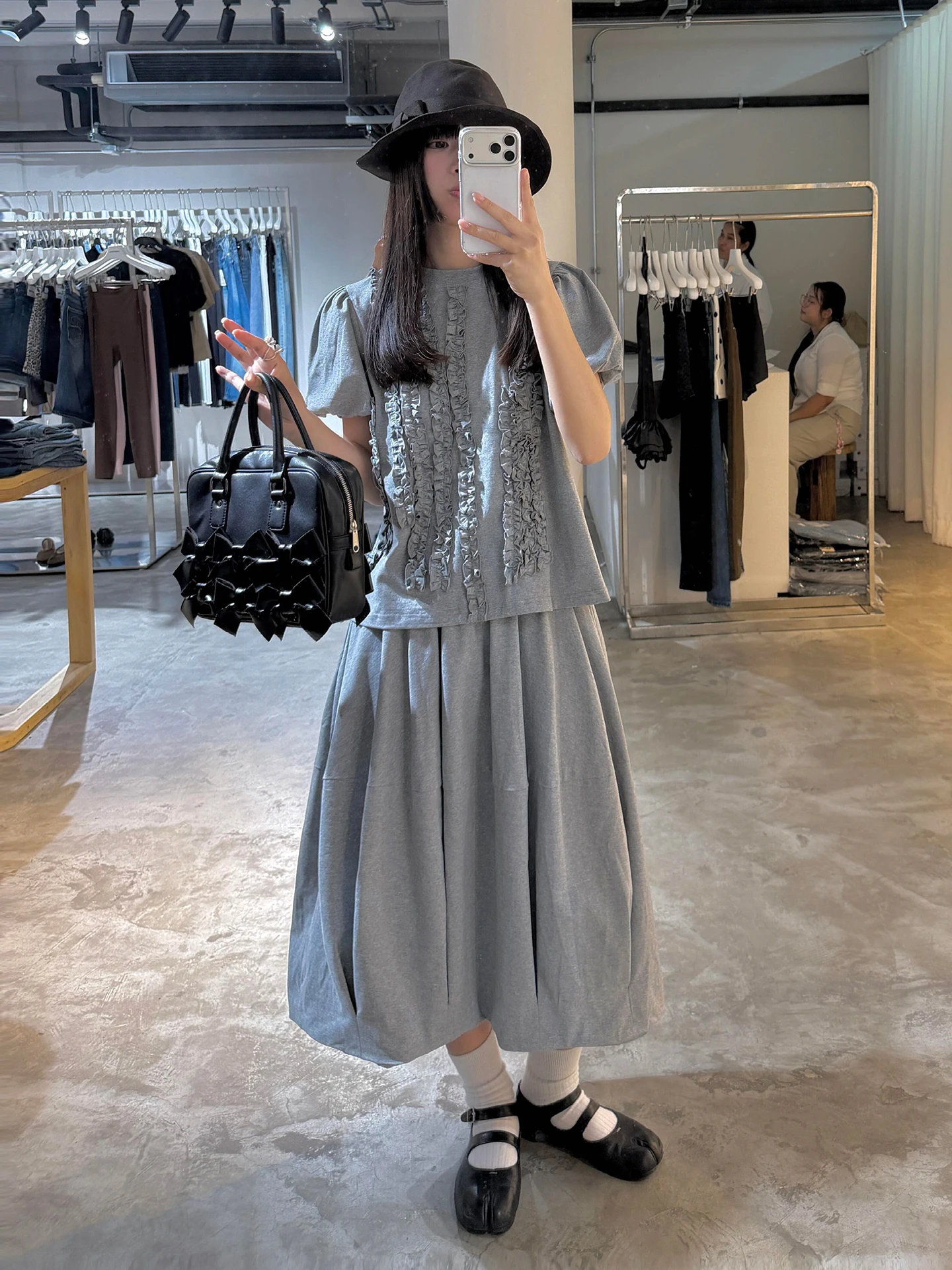 花柄グレーの重工デザイン フレンチ風レディースTシャツとスカートセット：トレンドフェミニンの定義と実際の着用シーン