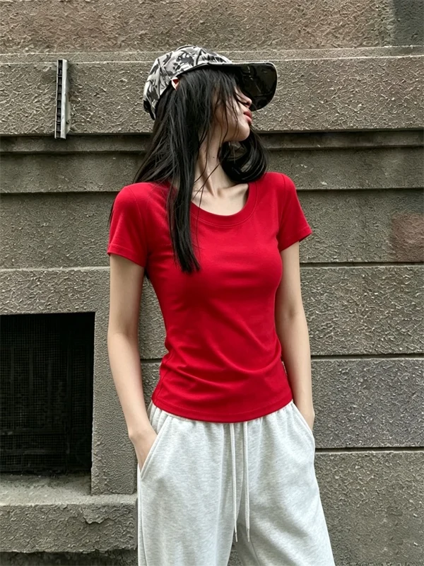 赤Tシャツの取り入れ方は？3選で、日常の色に「赤」を戻す実践ノウハウ