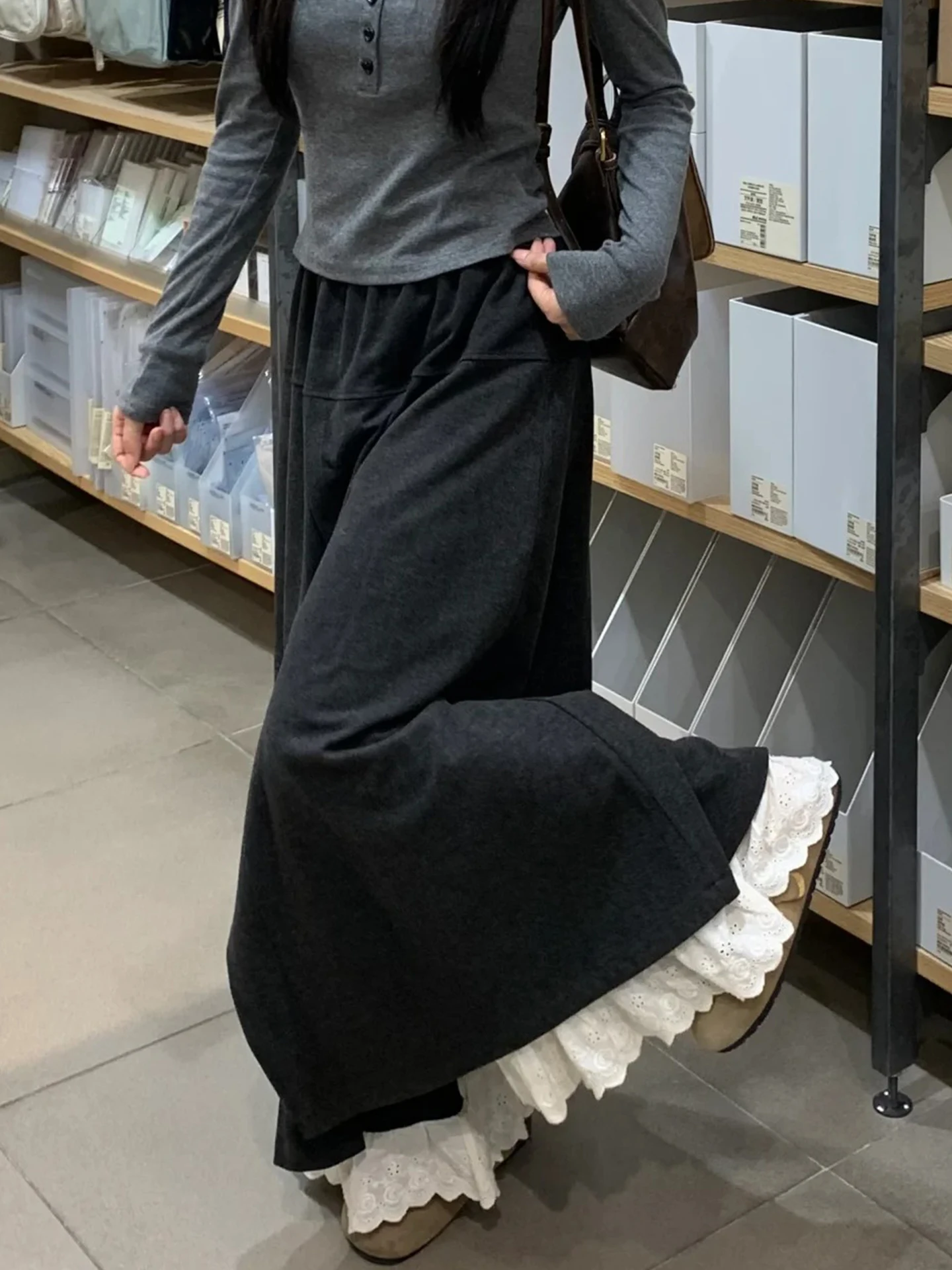 ウルフレイヤー ロングとスリックバック ロングの違いは？深灰色レース切替ワイドパンツが通勤に与える変化とは